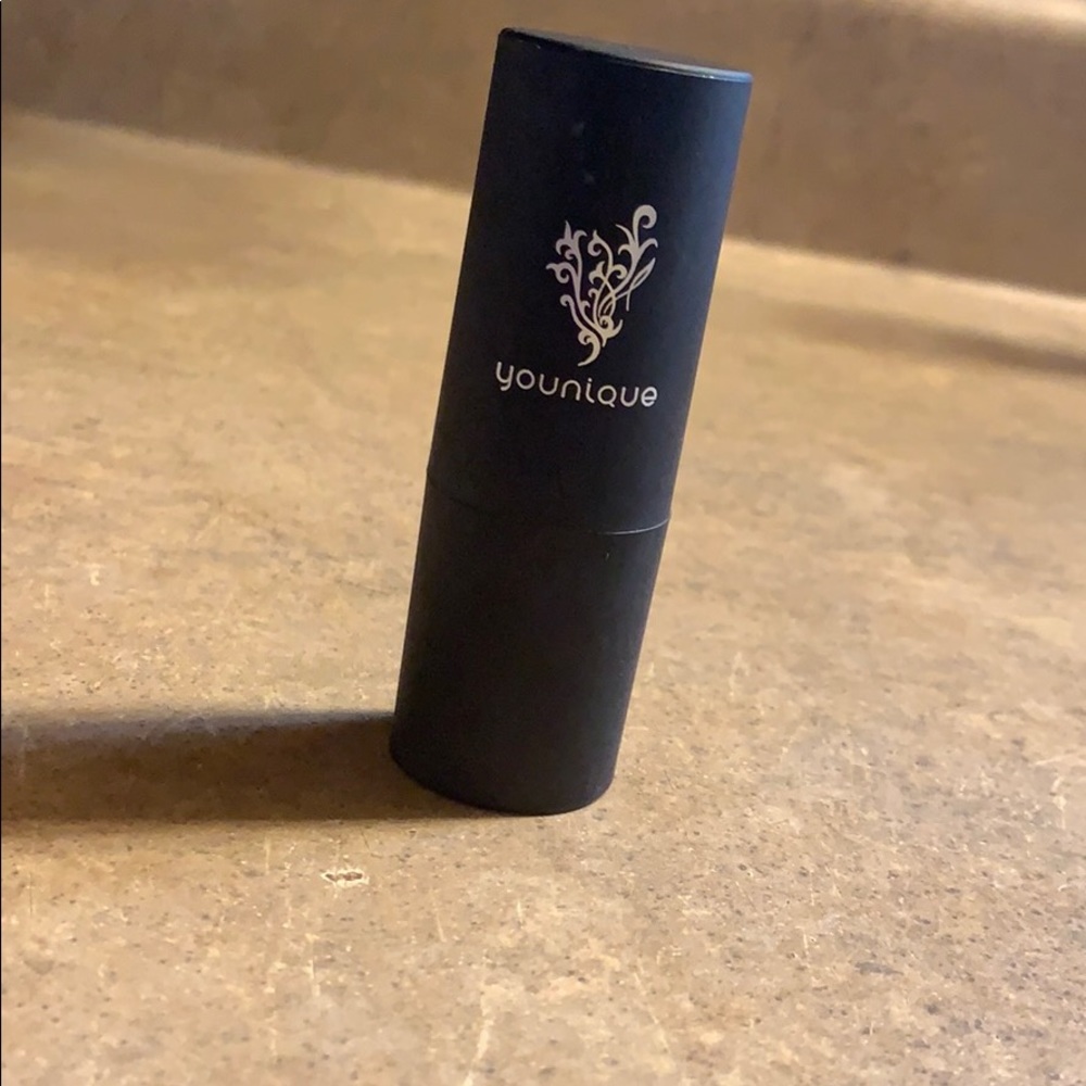 Younique touch luminizer